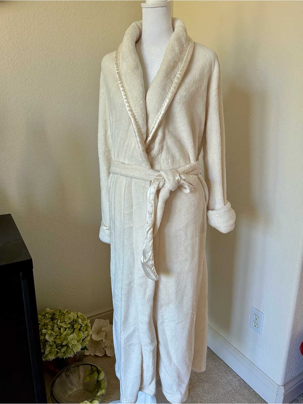 Crabtree & Evelyn Cream Plush Robe XS/S